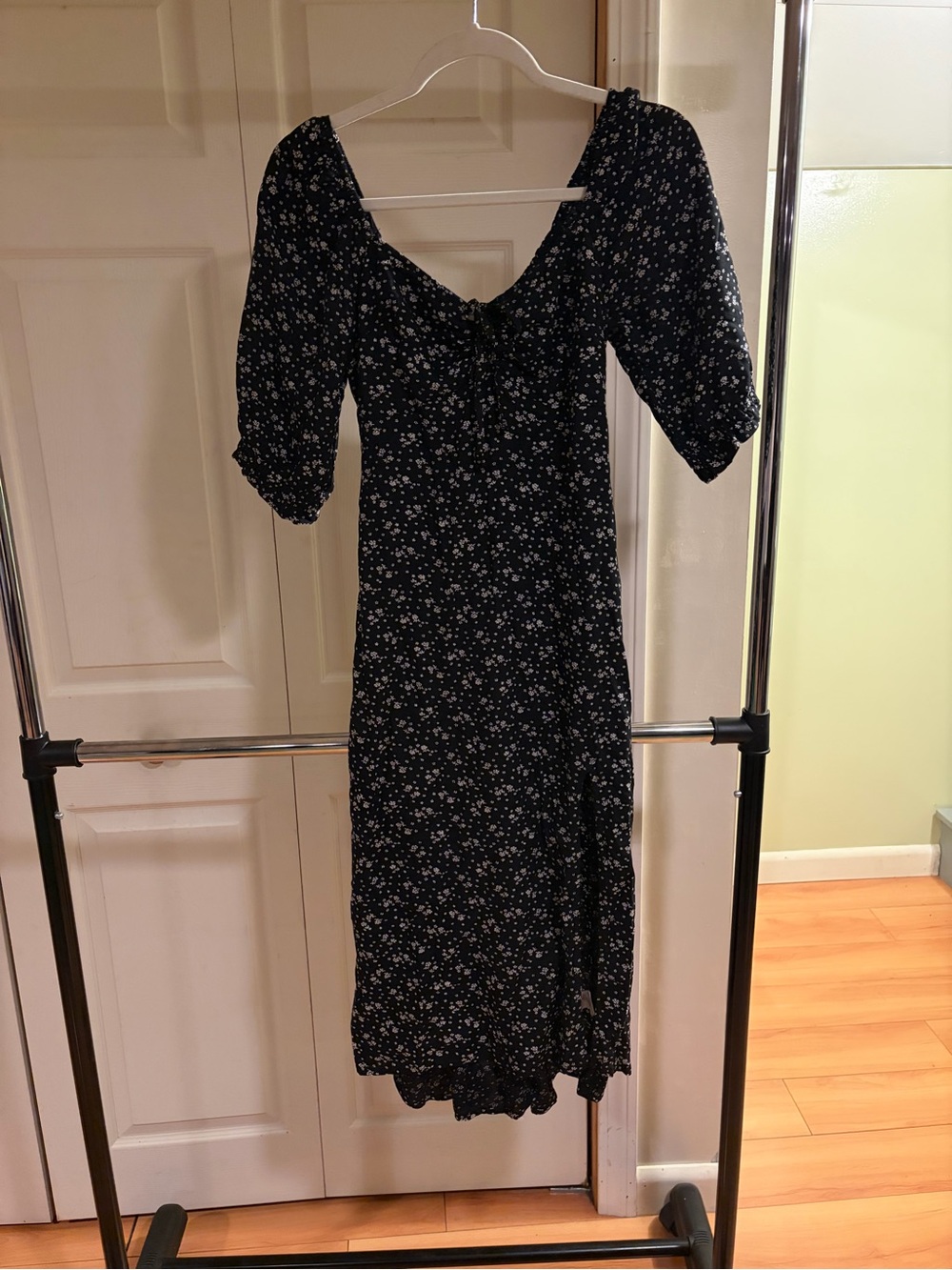 Hollister Black Floral Puff-Sleeve Midi Dress
